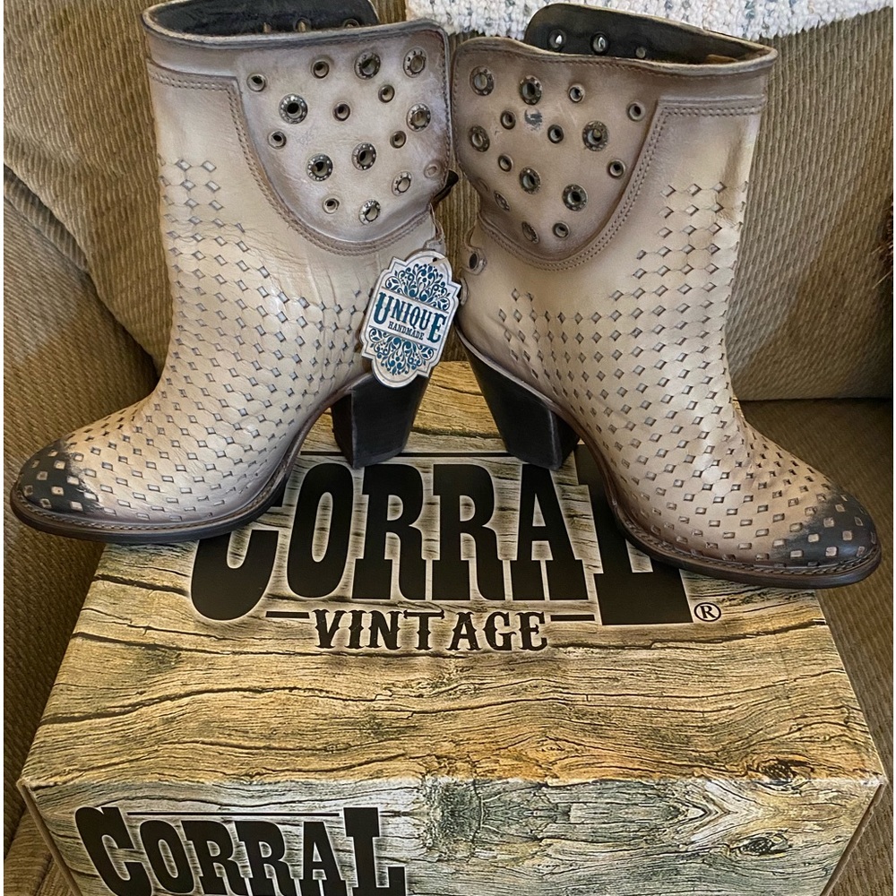 Corral Leather Laser Punched Hand Pain sz 6.5 M BNIB Brown/Cream